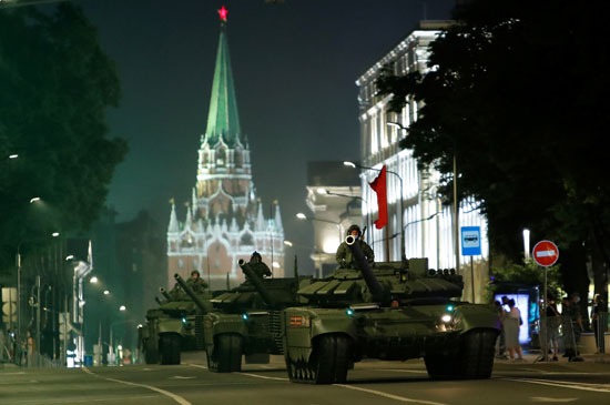الدبابات تسير فى شوارع العاصمة موسكو