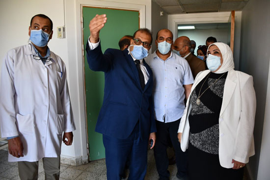 رئيس جامعة القناة تفتتح مستشفى العزل (3)