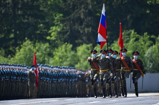 أفراد الجيش الروسى يحملون العلم خلال طابور العرض فى الاستعدادات لحفل عيد النصر
