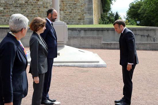 رئيس الوزراء الفرنسي ووزير الدفاع الفرنسي يستقبلان ماكرون