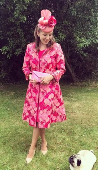 سيدة تستعد لرويال أيكوت ف حديقتها