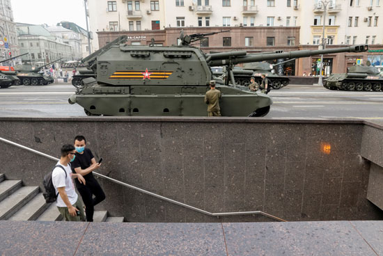 الدبابات تهيمن على ساحات العاصمة الروسية
