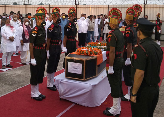الجيش الهندي يشيع جثمان العقيد