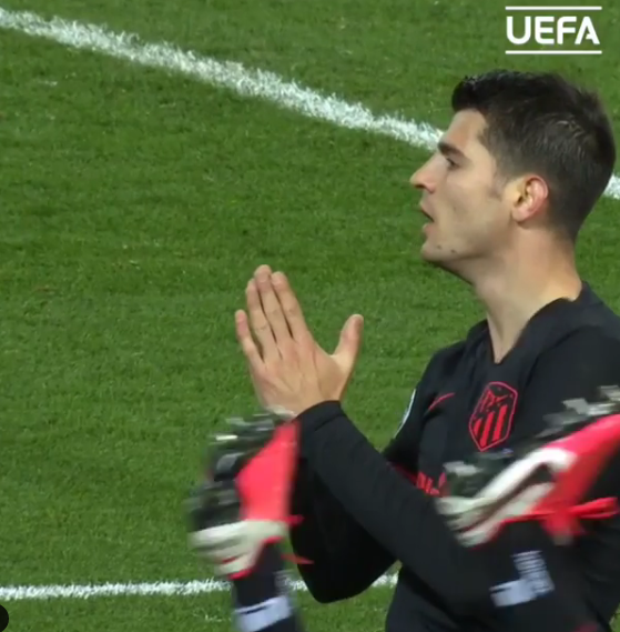 لورنتي منزلق بينما موراتا يحتفل