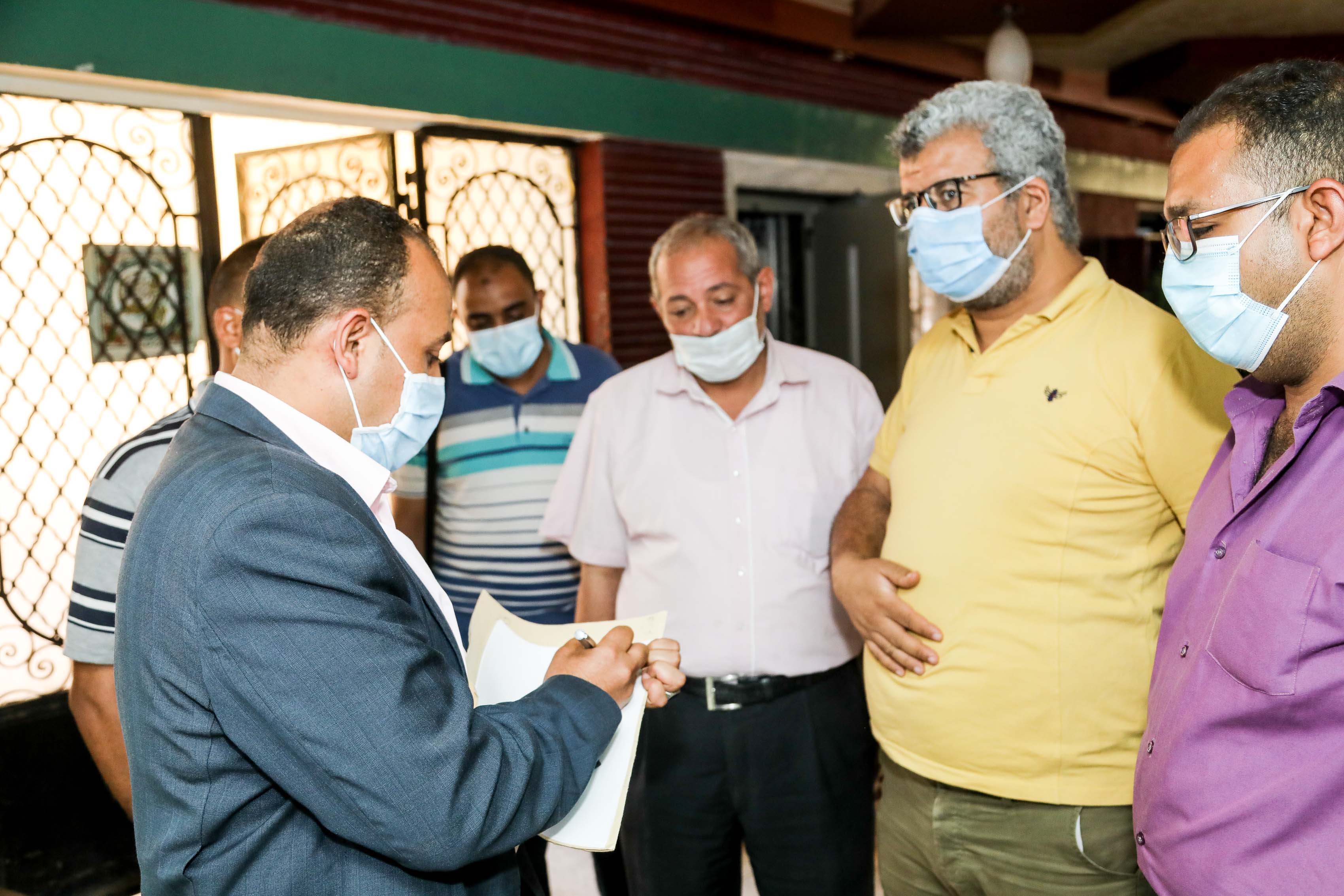 سكرتير محافظة قنا يتفقد مستشفى العزل (2)