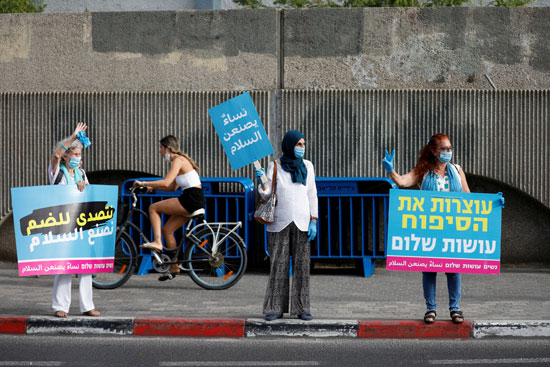 سيدات يحتشدن فى شوارع تل أبيب
