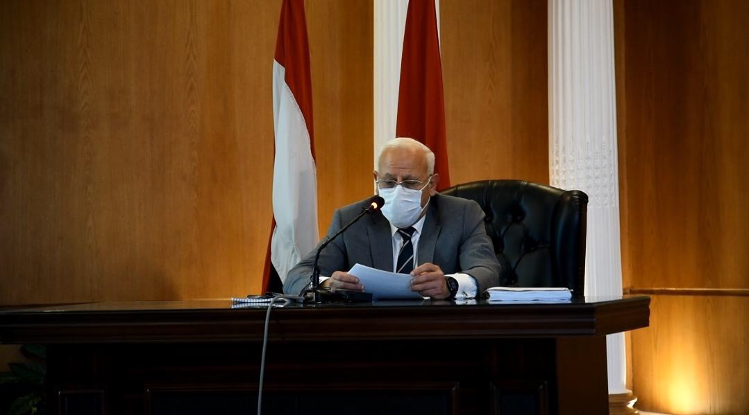  محافظ بورسعيد خلال جلسة اعمال المجلس التنفيذى (4)
