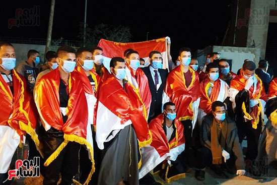 لعائدون من ليبيا يرفعون علامة النصر ويشكرون الدولة (7)