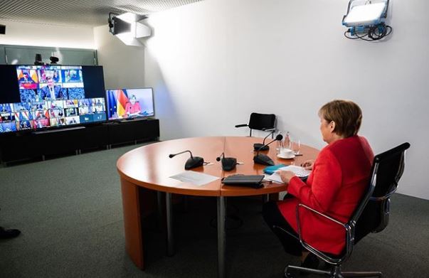 اثناء الاجتماع بالفيديو