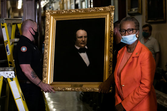 عضوة بالكونجرس تشرف على إزالة صورة لرئيس مجلس النواب الأسبق جيمس أور