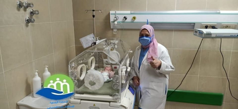 مشرفة التمريض بالمستشفى مع الطفل الجديد