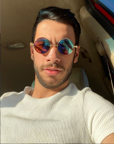 ناصر ماهر في سيارته