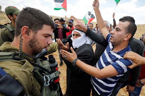 المتظاهرون أمام الاحتلال الإسرائيلى