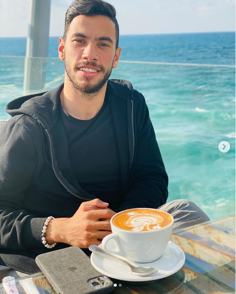 ناصر على شاطئ البحر