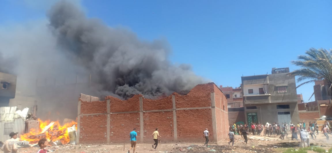حريق هائل يلتهم مصنع أثاث و5 ورش ومنازل في محافظة دمياط في مصر