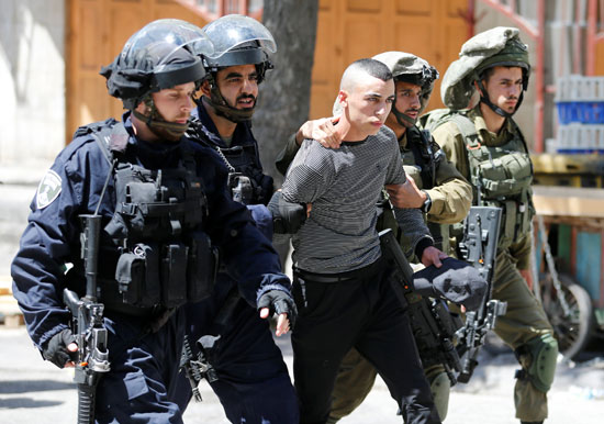 الاحتلال الإسرائيلى يعتقل شابا فلسطينا