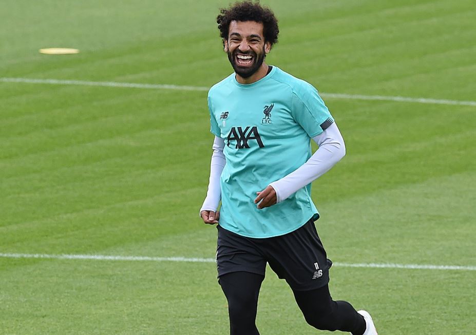 وصلة ضحك بين محمد صلاح وميلنر خلال تدريبات ليفربول  (2)