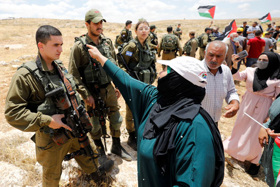فلسطينية تنذر أحد جنود الاحتلال