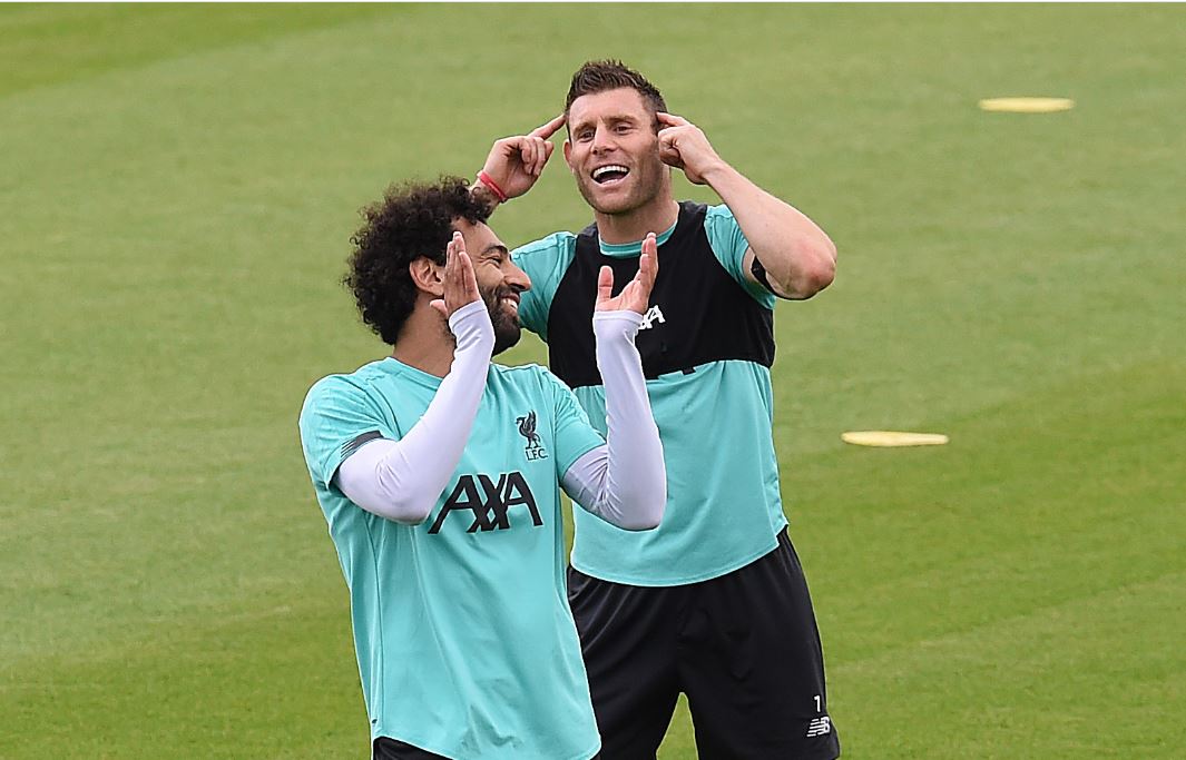 وصلة ضحك بين محمد صلاح وميلنر خلال تدريبات ليفربول  (1)