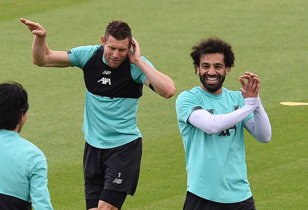 وصلة ضحك بين محمد صلاح وميلنر خلال تدريبات ليفربول  (4)