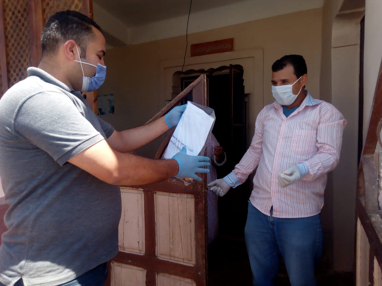 توزيع الأدوية على منازل المصابين فى الشرقية (3)