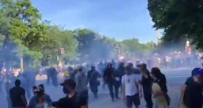 الشرطة الأمريكية تلقى قنابل مسيلة للدموع لتفريق المتظاهرين  (1)