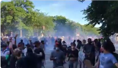 الشرطة الأمريكية تلقى قنابل مسيلة للدموع لتفريق المتظاهرين  (3)