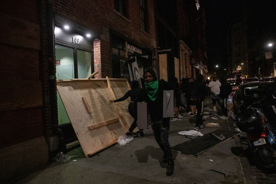 متظاهرون يسرقون المتاجر بنيويورك