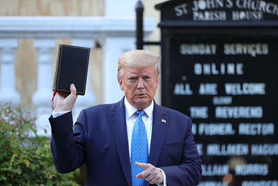 ترامب يرفع الكتاب المقدس بمحيط الكنيسة