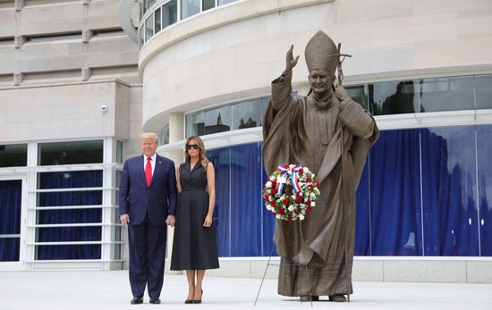 ترامب وزوجته أمام تمثال سانت جول بول