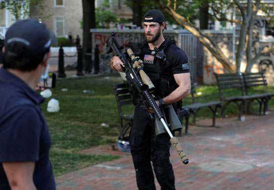 أحد رجال الخدمة السرية يحمل بندقية قنص