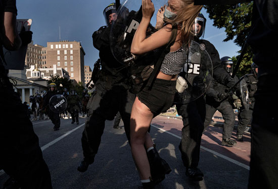 اعتقال إحدى المتظاهرات فى واشنطن