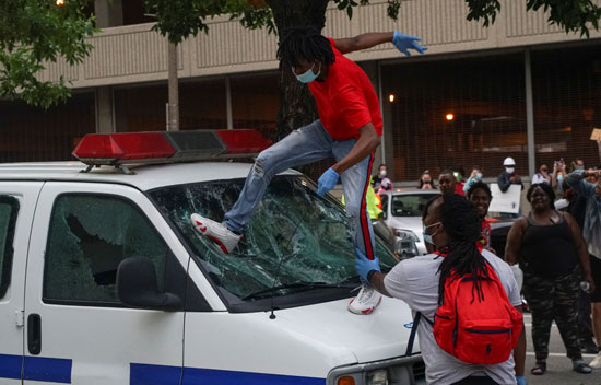 مواطن يحطم سيارة الشرطة بمدينة سانت لويس