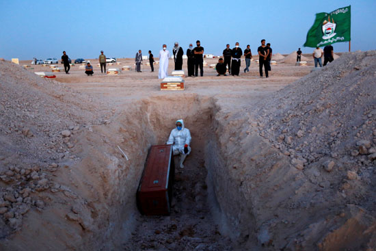 دفن شخص توفى بكورونا فى العراق