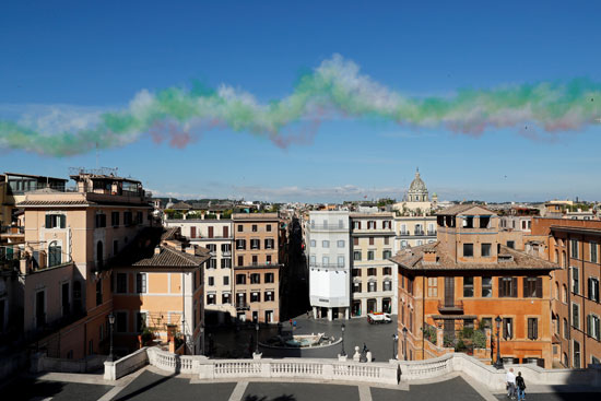 علم إيطاليا بسماء روما احتفالا بعيد الجمهورية