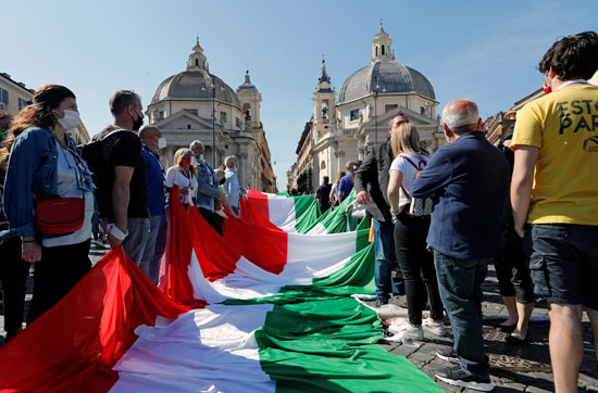 المتظاهرون يحملون علم ايطاليا