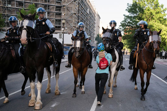 الشرطة الأمريكية تطارد المتظاهرين بالخيول