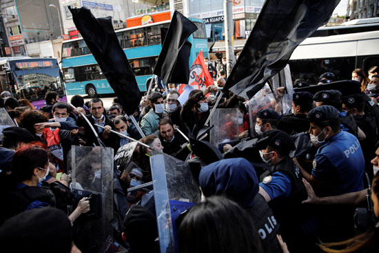 الشرطة التركية تعتدى على المتظاهرين