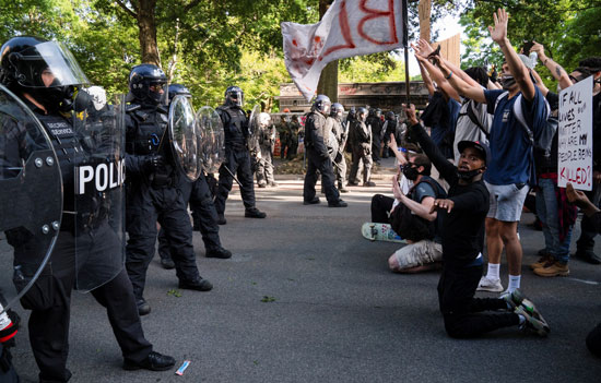 مواجهات بين المتظاهرين والشرطة