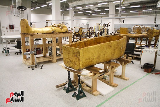 مقتنيات توت عنخ آمون بمعمل الأخشاب (3)