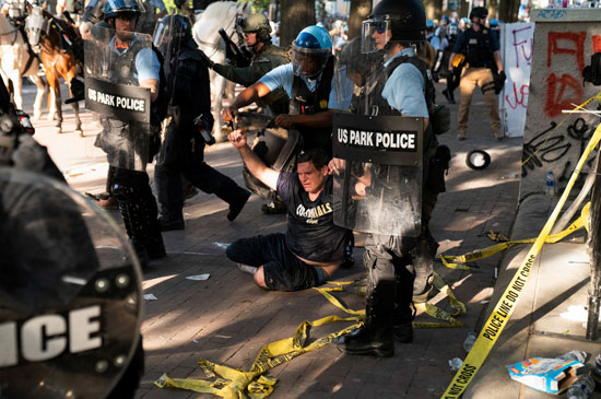 شرطة مكافحة الشغب تعتقل أحد المتظاهرين فى واشنطن