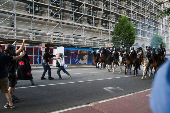 الشرطة تطارد المتظاهرين بالخيول