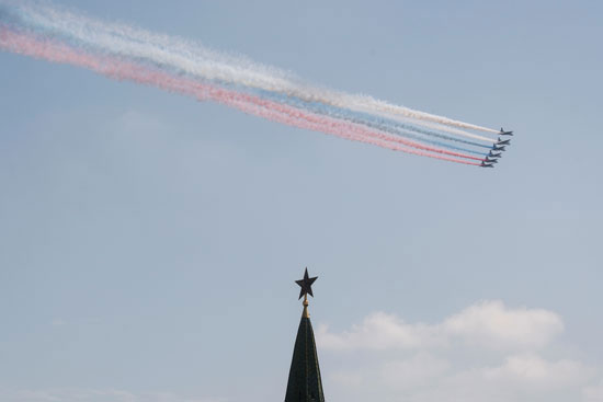 المقاتلات ترسم علم روسيا فى سماء موسكو