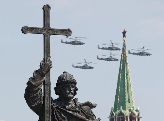 مروحيات الجيش الروسى فى سماء موسكو