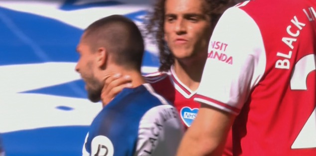 الغندوزى لاعب ارسنال يعتدى على موباى مهاجم برايتون الغندوزى لاعب ارسنال يعتدى على موباى مهاجم برايتون