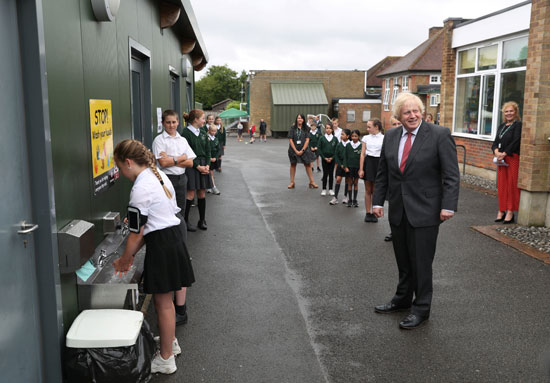 رئيس وزراء بريطانيا فى طابور غسل الأيدى بالمدرسة