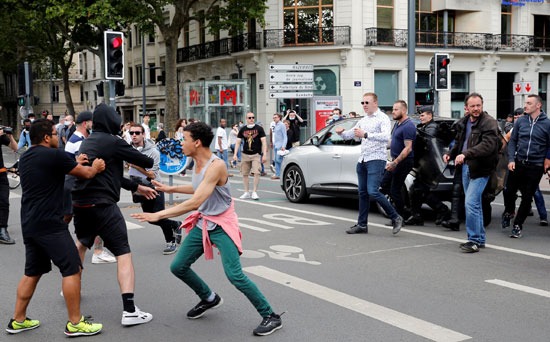 ضباط شرطة مكافحة الشغب يدفعون المتظاهرين إلى الوراء لتجنب الاشتباك مع المتظاهرين المضادين