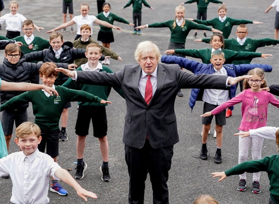 رئيس وزراء بريطانيا يؤدى التمارين مع الطلاب
