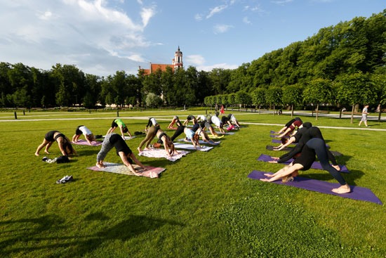 ممارسة تمرينات اليوجا فى ساحة لوكيسكيس