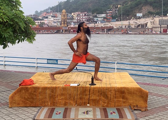 خبير اليوجا فى الهند يمارس اليوجا على ضفاف نهر الجانج